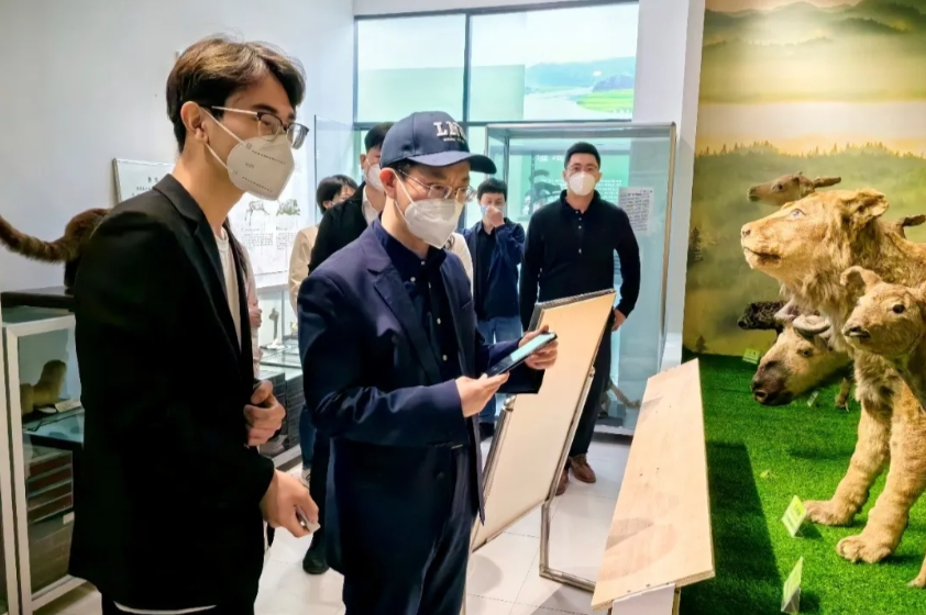 Yu Miaojie Conducts Research Activities at the Natural History Museum 